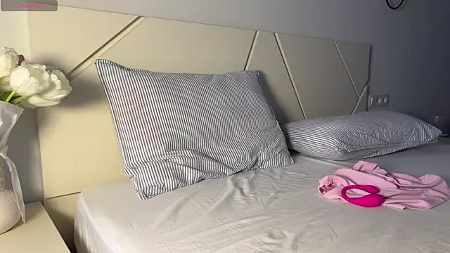 Snapshot of tinyholess chatting on February 19, 2:24 pm tinyholess online show from February 19, 2:24 pm