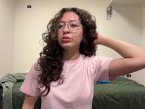 Snapshot of Alicatcua_ chatting on June 24, 2:32 am Alicatcua online show from June 24, 2:32 am
