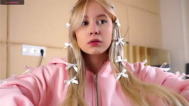 Snapshot of AunclreaVache chatting on February 27, 4:34 am AunclreaVache online show from February 27, 4:34 am