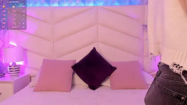 Lizzi Hotman  online show from April 7, 8:42 pm