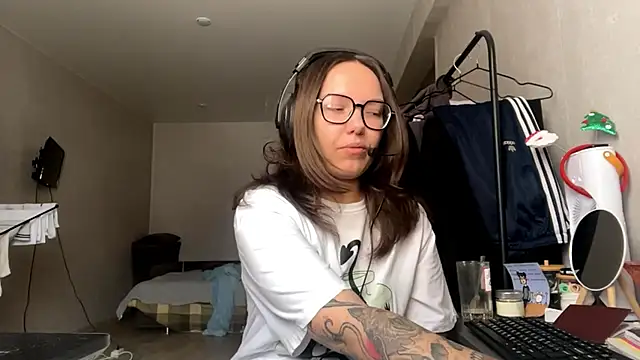 Snapshot of KerriMcbreen chatting on November 28, 5:10 am KerriMcbreen online show from November 28, 5:10 am