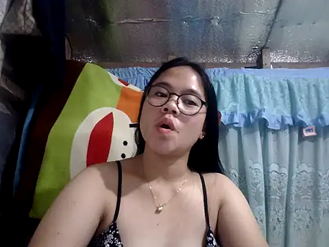 Snapshot of xxdreamgirl69 chatting on May 3, 10:05 pm xxdreamgirl69 online show from May 3, 10:05 pm
