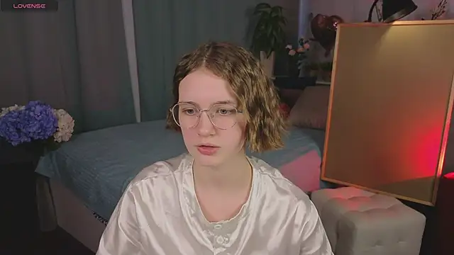 Mia Mooore online show from February 13, 2:13 pm