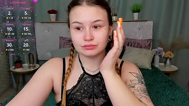 Snapshot of MilanaXHoney chatting on February 16, 1:02 am MilanaXHoney online show from February 16, 1:02 am