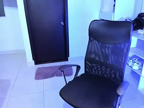 Snapshot of cristina697 chatting on December 18, 12:49 am cristina697 online show from December 18, 12:49 am