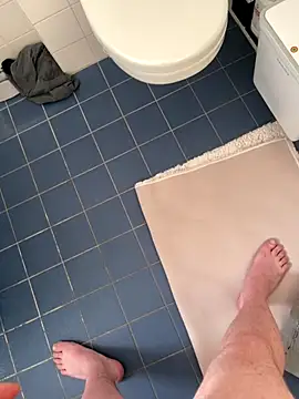 Snapshot of DutchMiracle26 chatting on December 18, 1:39 pm DutchMiracle26 online show from December 18, 1:39 pm