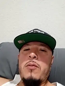 Snapshot of Lalin2323 chatting on February 4, 1:33 am Lalin2323 online show from February 4, 1:33 am