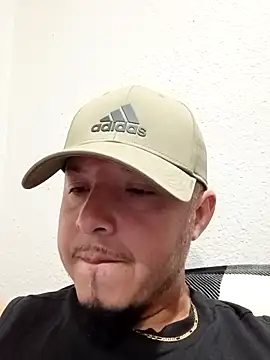 Snapshot of Lalin2323 chatting on February 14, 1:24 am Lalin2323 online show from February 14, 1:24 am