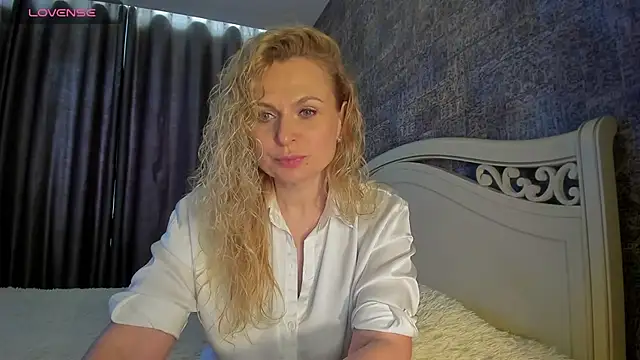 LanaLight x online show from June 11, 2:15 pm