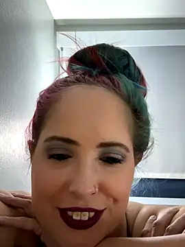 IconicBaddie online show from December 1, 8:30 am