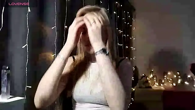 Snapshot of LunaPeony chatting on December 19, 5:47 am LunaPeony online show from December 19, 5:47 am