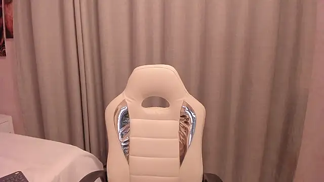 Snapshot of Miss_dare chatting on January 9, 10:18 am Miss dare online show from January 9, 10:18 am