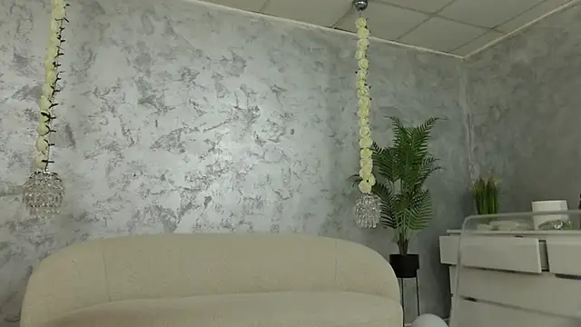 Snapshot of SilviaVanda chatting on June 19, 6:07 am SilviaVanda online show from June 19, 6:07 am