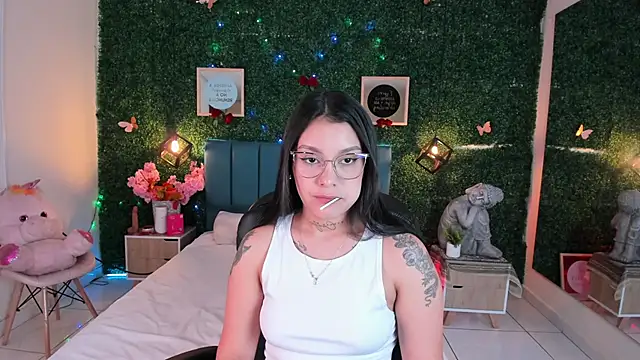 Snapshot of GabyyCute_ chatting on December 17, 3:23 am GabyyCute online show from December 17, 3:23 am