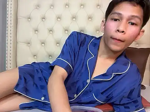 Snapshot of TheBoyAboveYou chatting on May 11, 7:55 pm TheBoyAboveYou online show from May 11, 7:55 pm