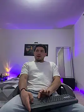 Snapshot of williamsmiiths16 chatting on May 8, 12:38 am williamsmiiths16 online show from May 8, 12:38 am