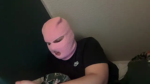 Snapshot of sluddykenna chatting on December 15, 1:32 am sluddykenna online show from December 15, 1:32 am