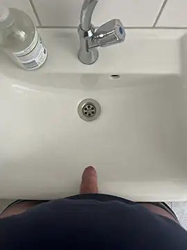 Snapshot of Dodo2223 chatting on February 9, 1:37 pm Dodo2223 online show from February 9, 1:37 pm