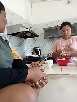 Snapshot of VaneandRossy chatting on February 7, 2:32 pm VaneandRossy online show from February 7, 2:32 pm