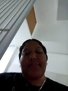 Snapshot of VaneandRossy chatting on February 25, 2:10 am VaneandRossy online show from February 25, 2:10 am