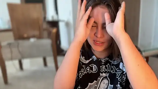 miaferrer777 online show from April 12, 4:23 pm