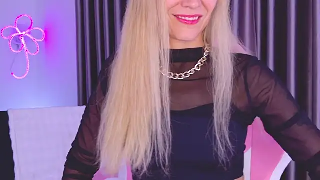 Snapshot of betty_xoxoo chatting on July 3, 9:37 am betty xoxoo online show from July 3, 9:37 am