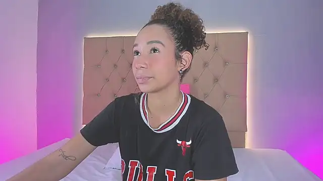 EmmaLawrence  online show from February 4, 7:53 pm