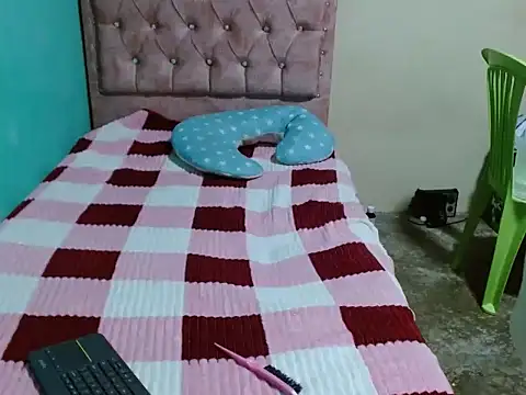 Snapshot of caro_lil chatting on April 18, 5:22 am caro lil online show from April 18, 5:22 am