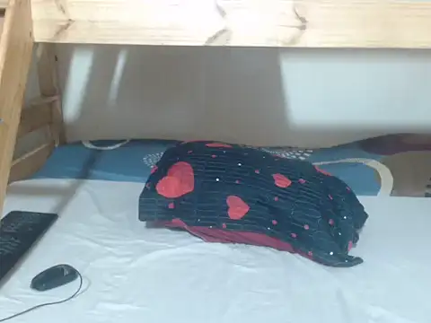 Snapshot of Phoenix_Curvelicious chatting on December 17, 12:05 am Phoenix Curvelicious online show from December 17, 12:05 am