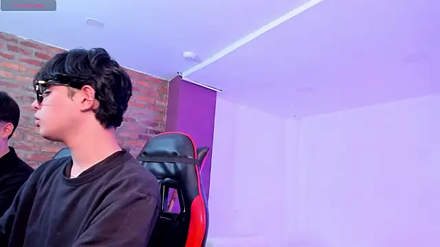 HotThreesoome online show from March 27, 12:16 pm