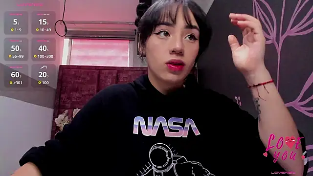 Kiara Fox   online show from March 27, 8:30 pm