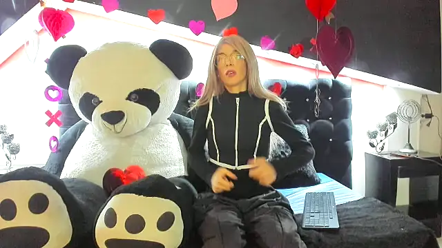 Snapshot of Lis_Pearson chatting on February 19, 1:34 am Lis Pearson online show from February 19, 1:34 am