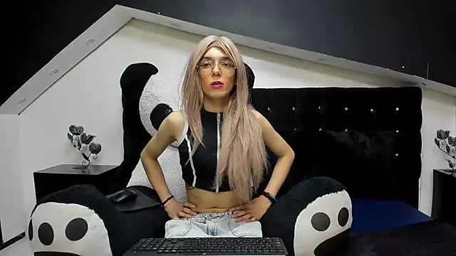 Snapshot of Lis_Pearson chatting on March 1, 8:33 pm Lis Pearson online show from March 1, 8:33 pm