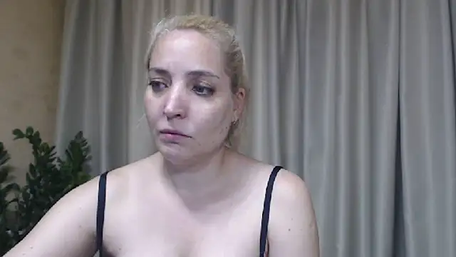 Snapshot of sweetpussy chatting on July 4, 3:18 pm sweetpussy online show from July 4, 3:18 pm