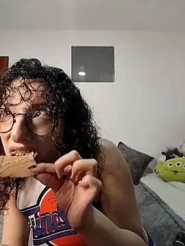 Snapshot of little__ammy chatting on February 5, 2:16 am little ammy online show from February 5, 2:16 am