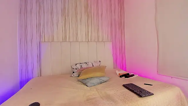 Snapshot of EdnaJara chatting on February 3, 3:59 am EdnaJara online show from February 3, 3:59 am