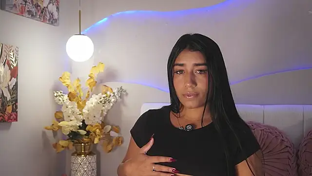 SaraJonesxx online show from February 25, 7:01 pm