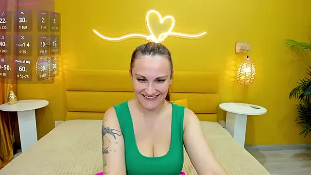 LisaAmoree online show from July 7, 1:30 am
