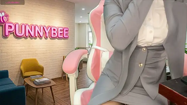 Snapshot of Punnybee chatting on July 27, 4:19 am Punnybee online show from July 27, 4:19 am