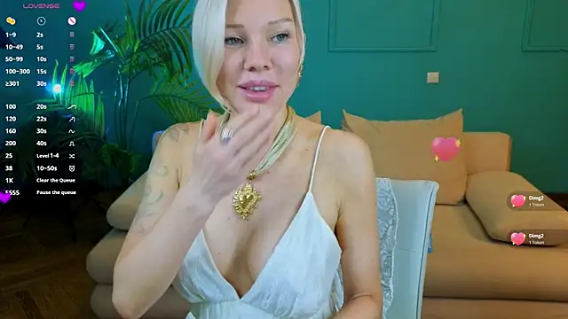 Snapshot of Lindsi_Luvviv chatting on July 3, 4:35 pm Lindsi Luvviv online show from July 3, 4:35 pm
