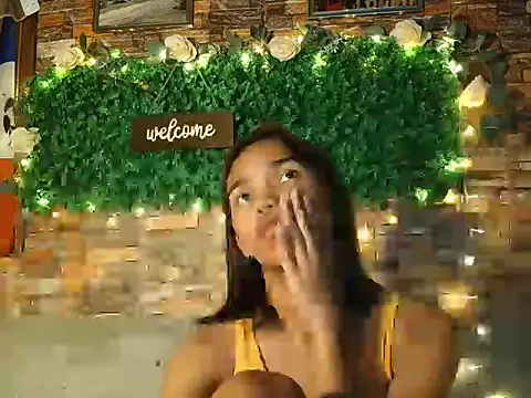 Snapshot of LaurenePh2 chatting on December 20, 10:00 am LaurenePh2 online show from December 20, 10:00 am