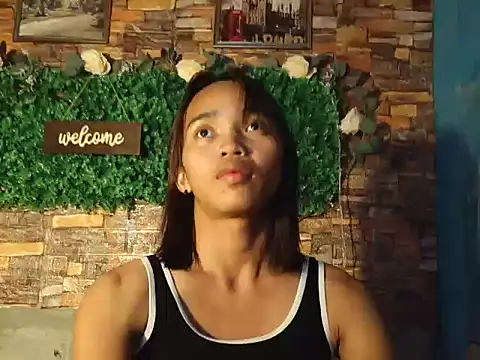 Snapshot of LaurenePh2 chatting on December 21, 9:22 pm LaurenePh2 online show from December 21, 9:22 pm