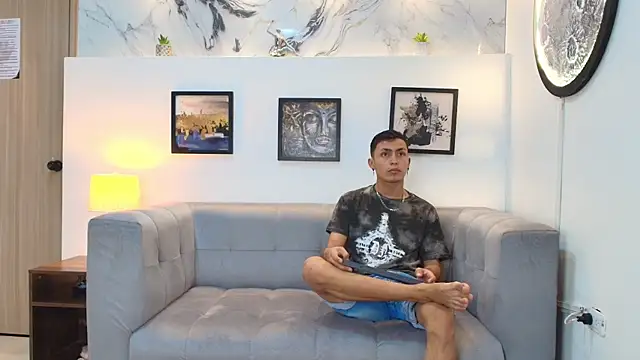 Snapshot of YOUNG_GUYS1 chatting on December 18, 1:11 am YOUNG GUYS1 online show from December 18, 1:11 am