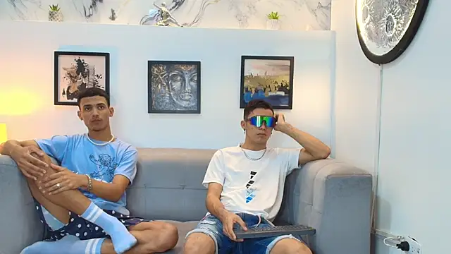 Snapshot of YOUNG_GUYS1 chatting on December 23, 1:25 am YOUNG GUYS1 online show from December 23, 1:25 am