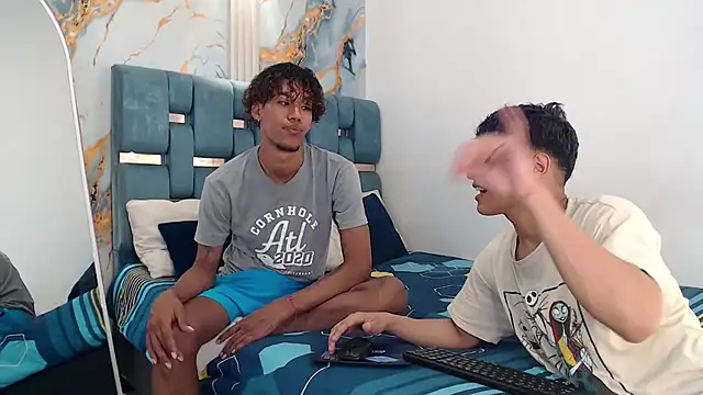 Snapshot of YOUNG_GUYS1 chatting on February 10, 1:21 am YOUNG GUYS1 online show from February 10, 1:21 am