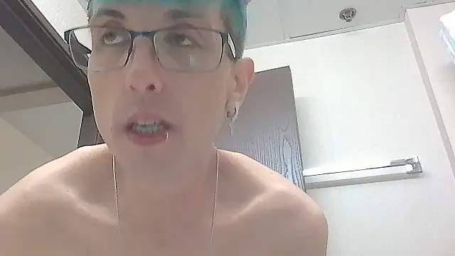 Snapshot of AskAveryAnything chatting on February 25, 6:45 am AskAveryAnything online show from February 25, 6:45 am