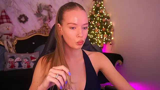 Snapshot of MollyyMayy chatting on December 22, 3:20 pm MollyyMayy online show from December 22, 3:20 pm