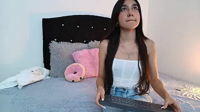 Snapshot of Mimi_Glow chatting on February 19, 7:21 pm Mimi Glow online show from February 19, 7:21 pm