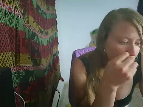 Snapshot of arianna_blonde chatting on February 21, 2:34 am arianna blonde online show from February 21, 2:34 am