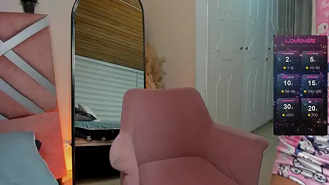 Snapshot of sophie_blake__ chatting on December 20, 4:30 am sophie blake online show from December 20, 4:30 am